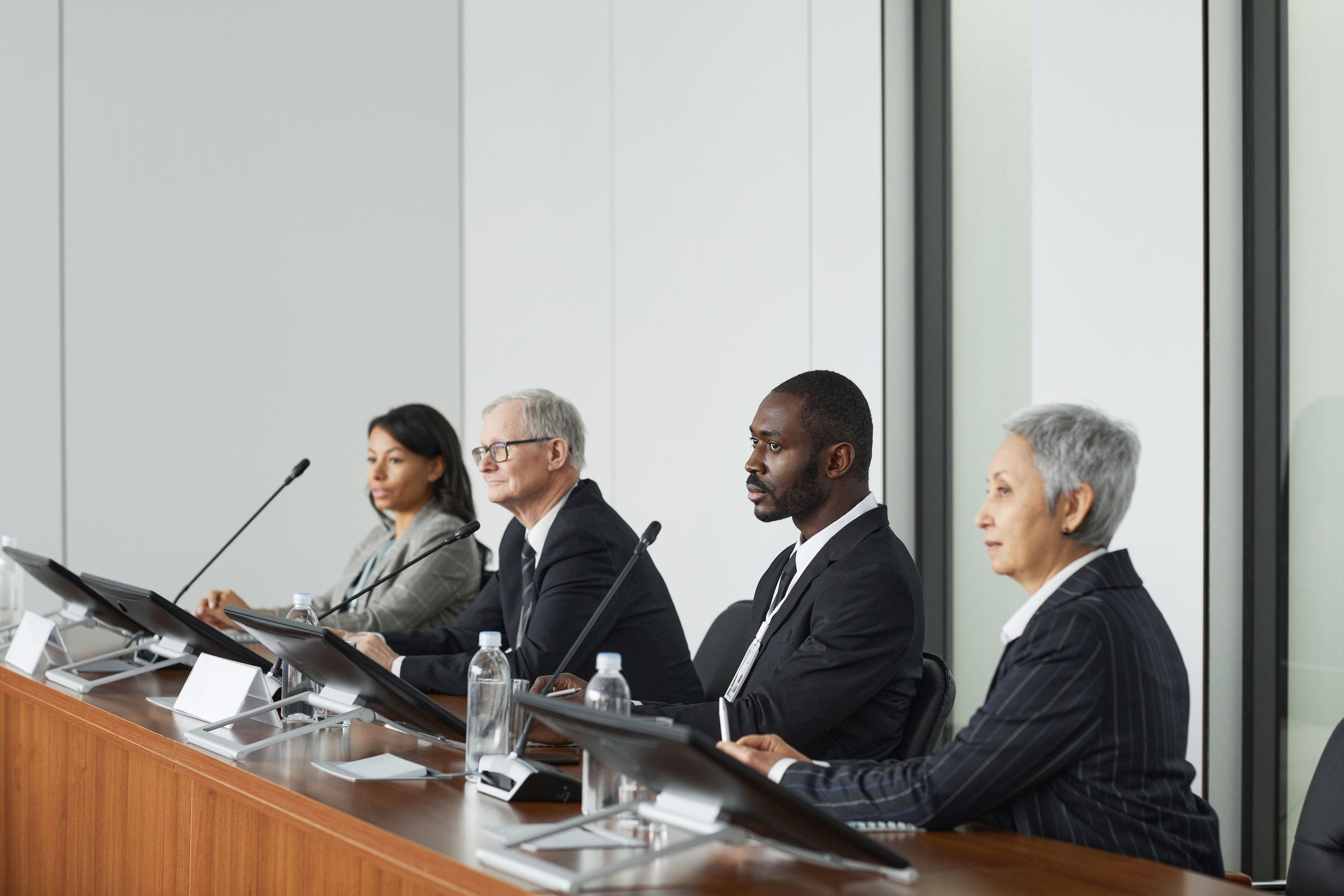 Des dirigeants réunis autour d’une table de conseil lors d’une session plénière